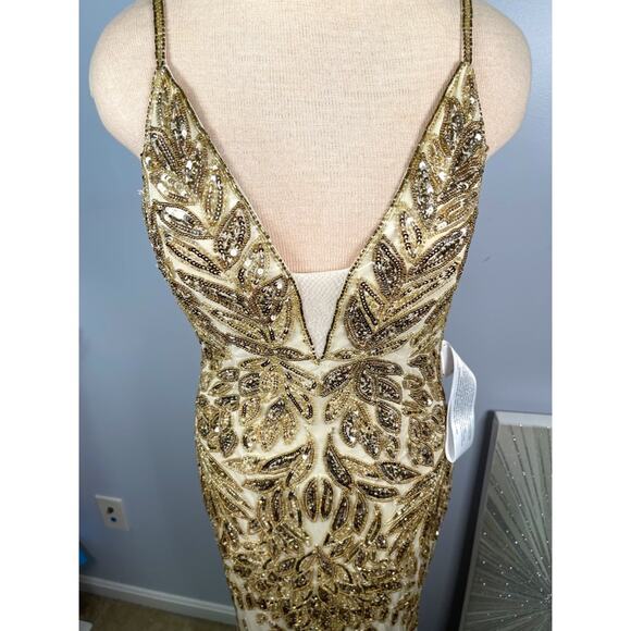 Mac Duggal Embellished Leaf Sequin Maxi Gown in Nude Gold Size 6 - Picture 4 of 10